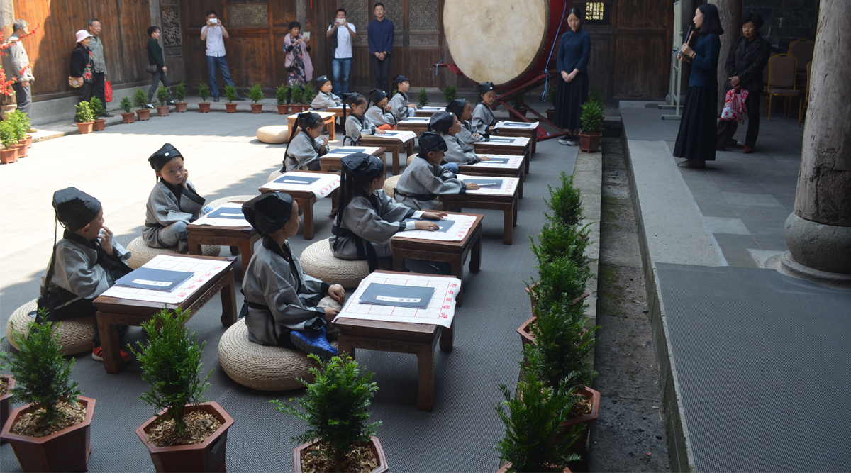 这幢建筑现在为三山书院(杭州五岳学堂的连锁机构)所用,内设全日制