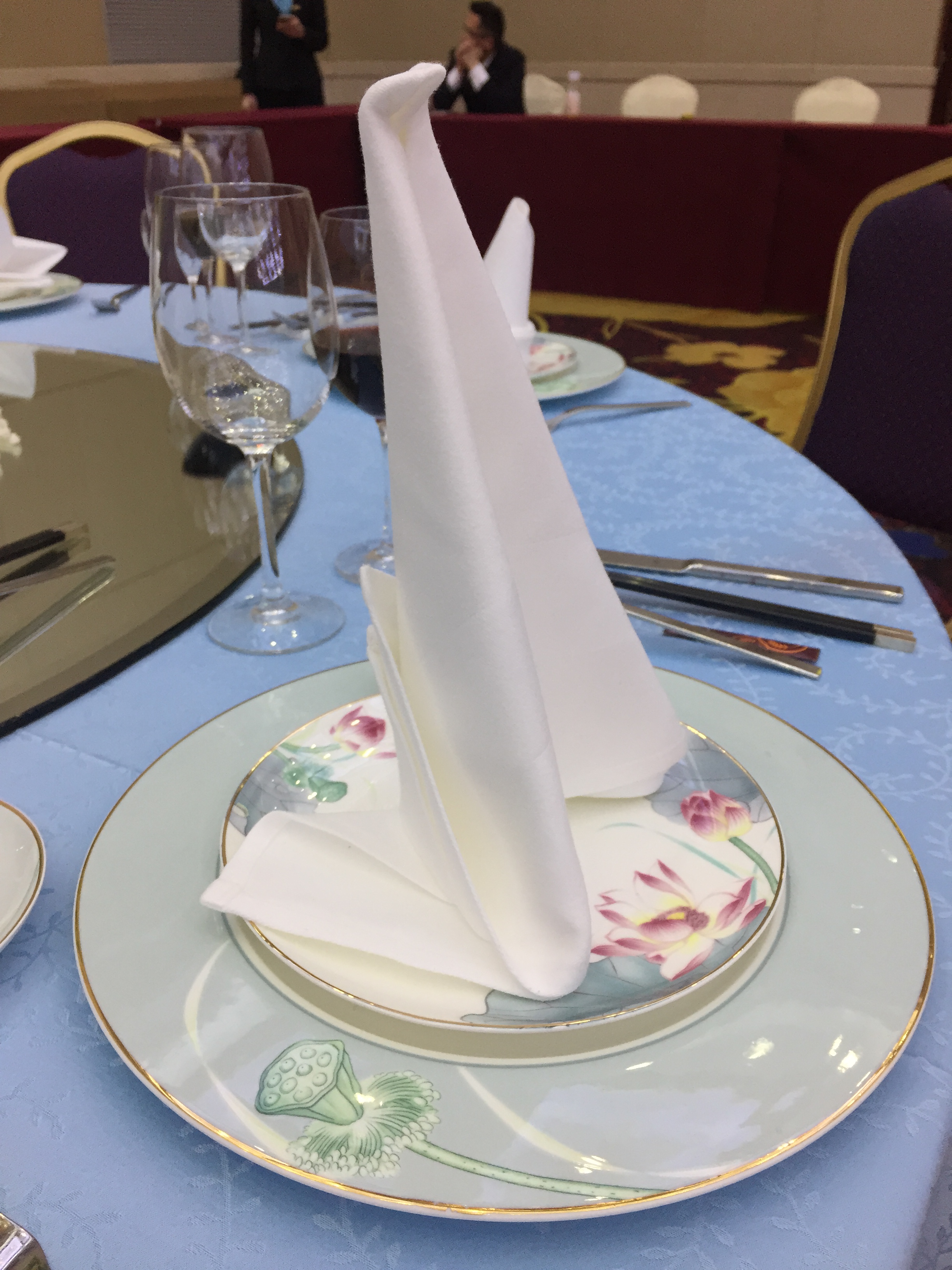 在折口布花时应选择好主宾的花型,主宾花型高度应